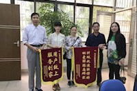 這兩面錦旗的背后，是對(duì)“群眾利益無(wú)小事”的堅(jiān)守