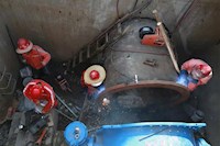 連夜搶修供水爆管！5輛送水車同時出動！